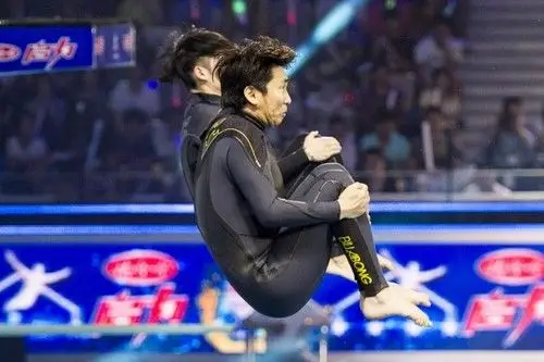 跳水训练中,沙宝亮在第二跳结束后对吴建豪说到,在第一跳时,自己的腿