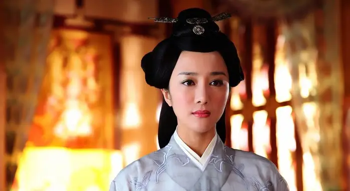 古装第一美人",被狗咬毁容后,40岁靠演恶毒女配翻身_李依晓_叶璇_狗狗