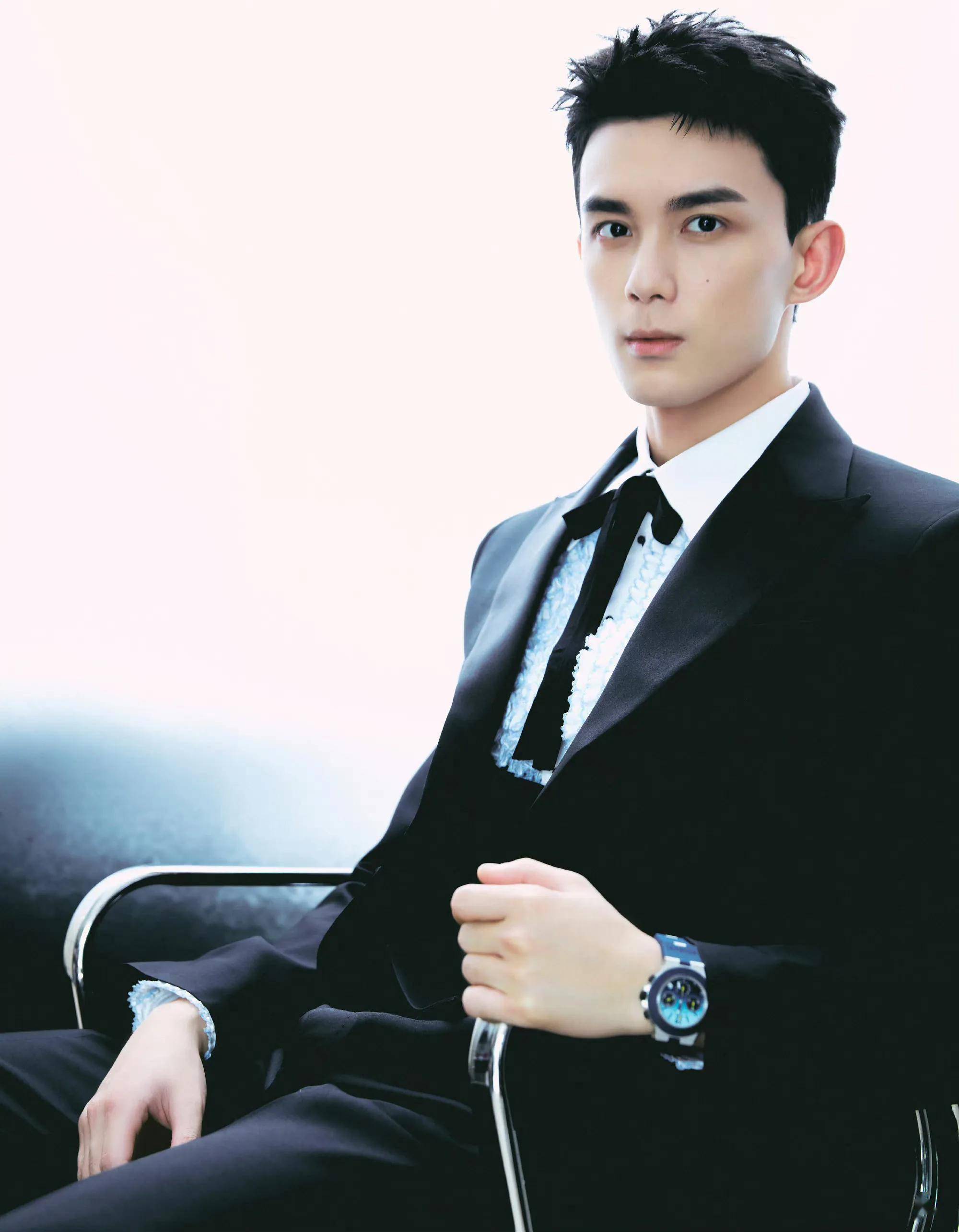 吴磊时尚写真:俊朗帅气,青春男神