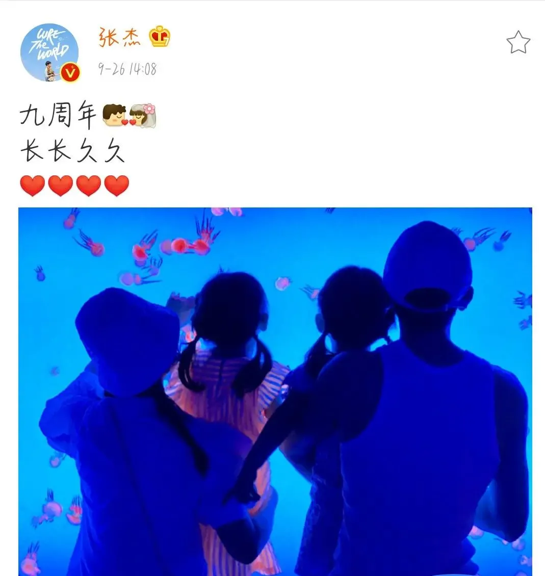 上个月,张杰和谢娜一起去接女儿放学被拍,两个娃娃已经长高了不少看