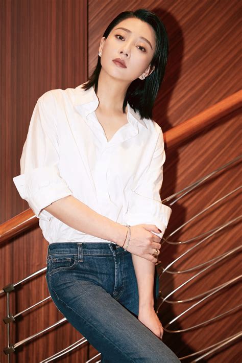 田馥甄牛仔裤白衬衫