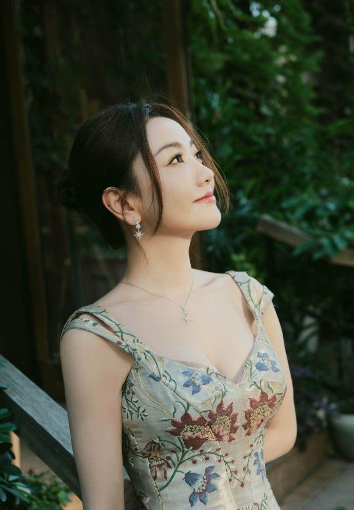 杨蓉一袭绣花裙魅力十足,大秀性感身材_时装周_女性_媒体
