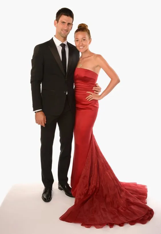 德约科维奇和妻子都阳性,派对与美女互动无视距离,"世界第一"成众矢之