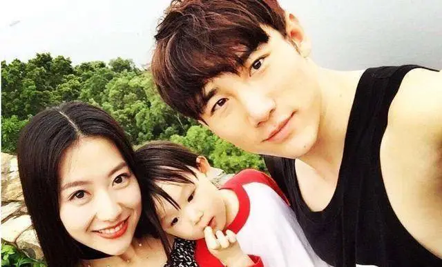 但郑元畅随后做了澄清,表示自己喜欢女生,谁再胡乱造谣法院见!