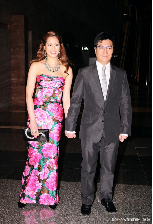 徐子淇这打扮太阔气,钻石镶满裙子,不秀曲线却是元气满满