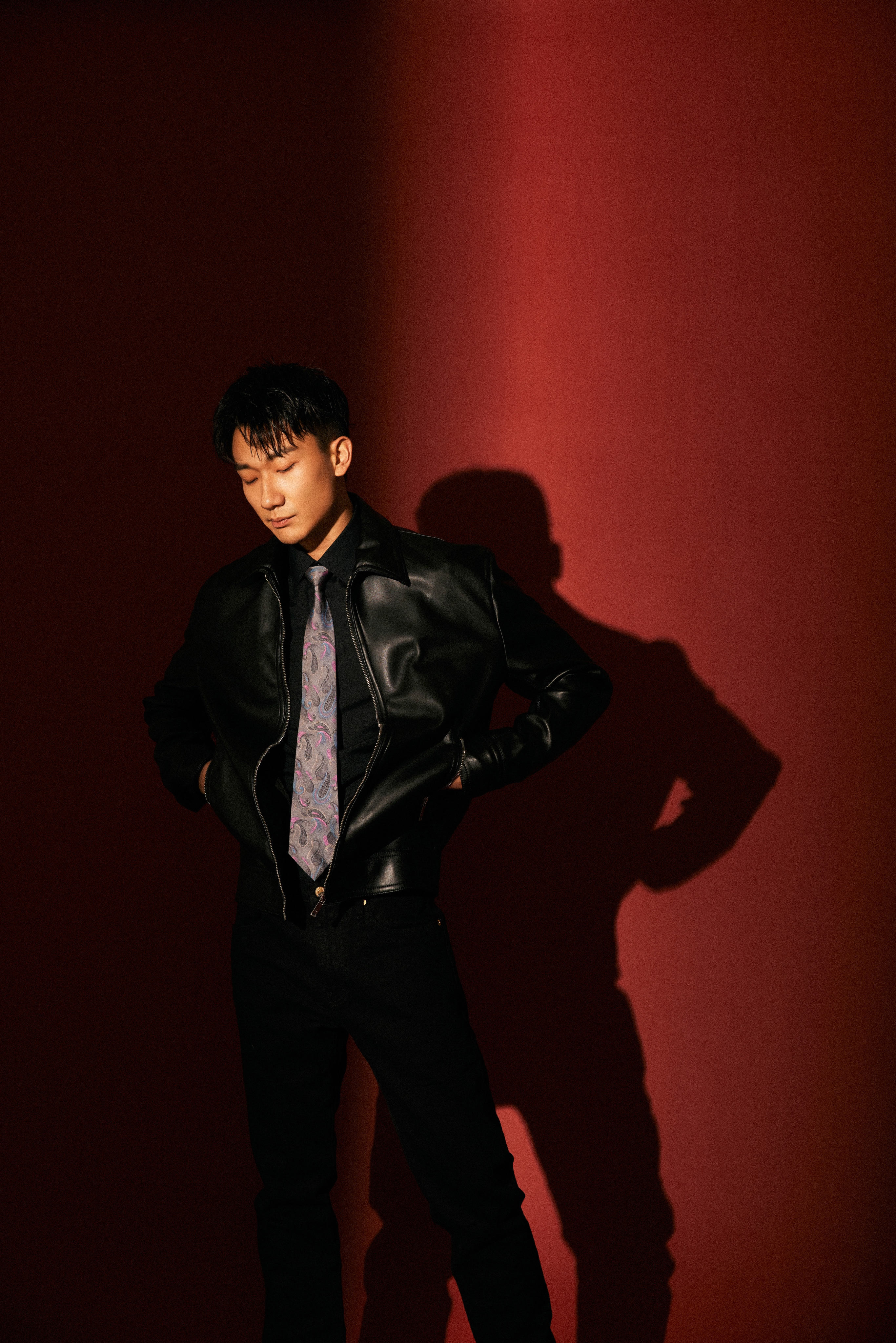 吴昊宸"新年红"大片释出 情绪光影交织尽显雅痞率性__凤凰网