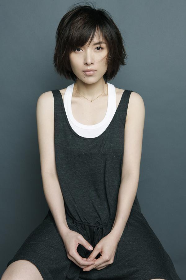 【靳东】媳妇好漂亮啊,气质还有几分相似刘涛的感觉.[good][good]