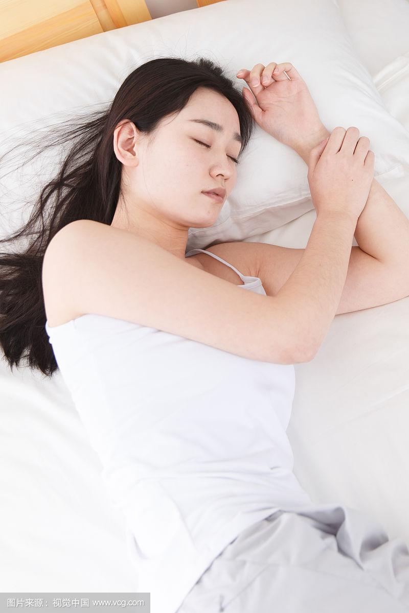 青年女人在卧室睡觉