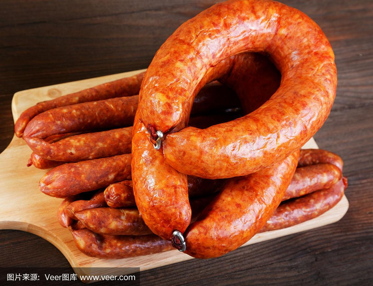 厨房桌子上的熏香肠