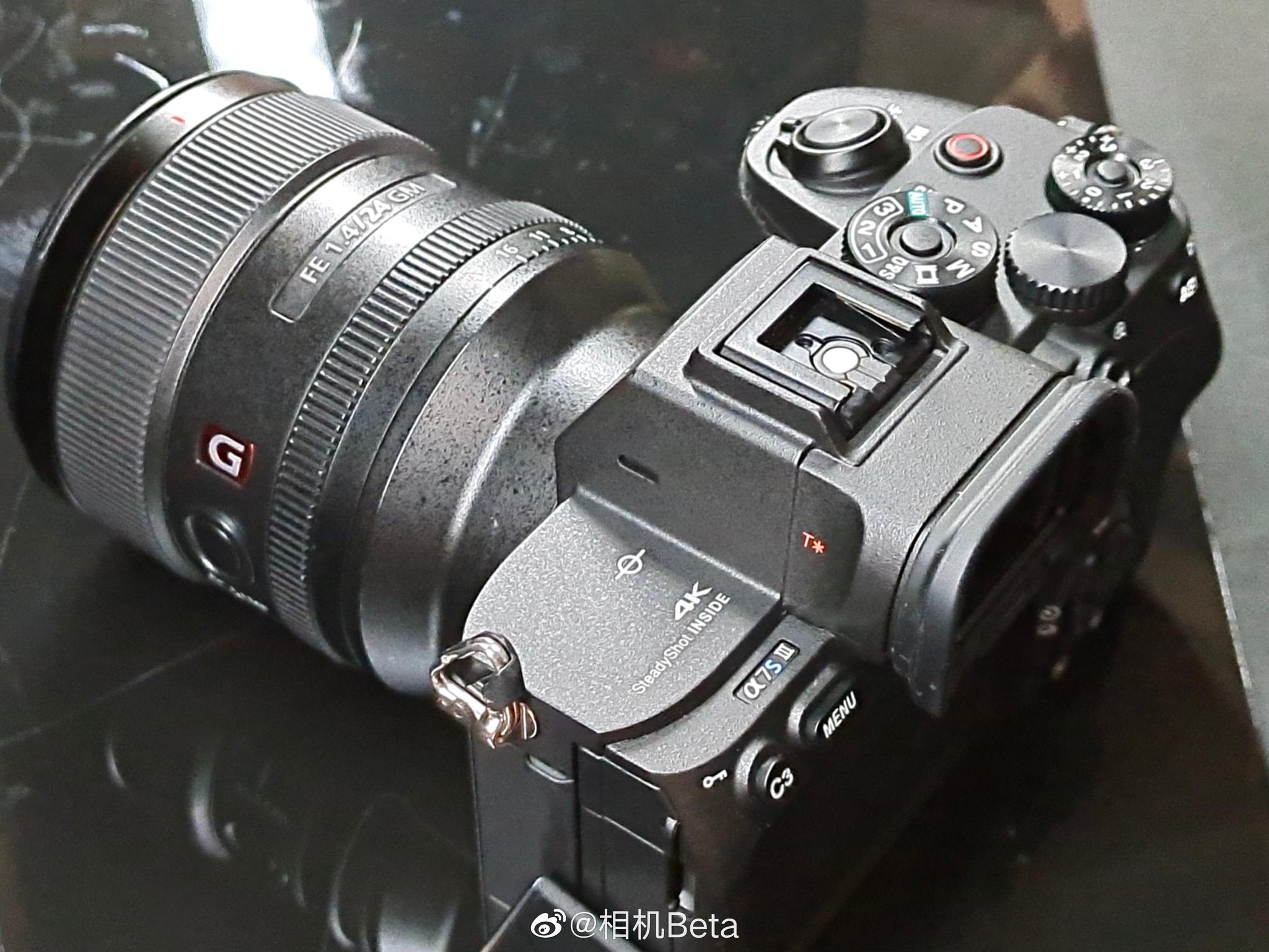 今天上手索尼a7s3是真不容易只能见缝插针拍了几张现场真机照