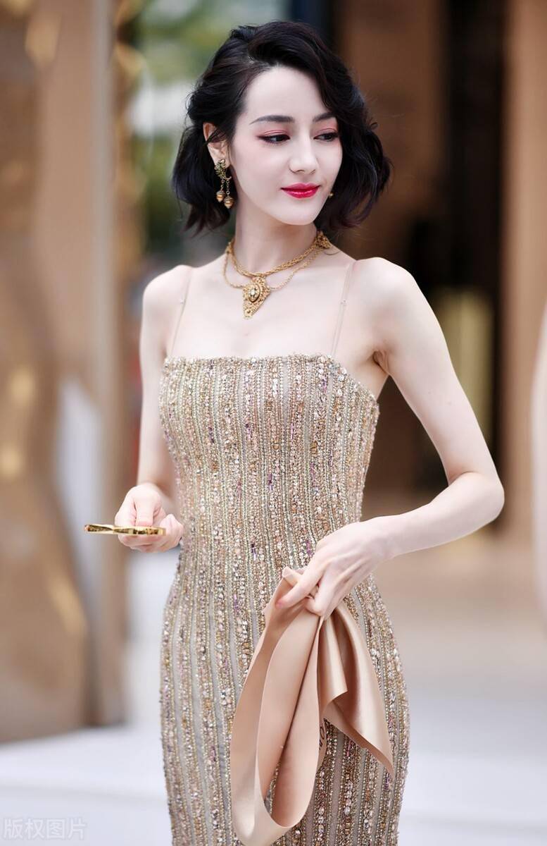迪丽热巴终于换风格了鎏金色吊带裙奢华贵气小骨架身材很惊艳