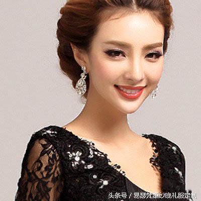 很有时尚气息的一款中分盘发发型,挑染色长发打理清新的中分无刘海