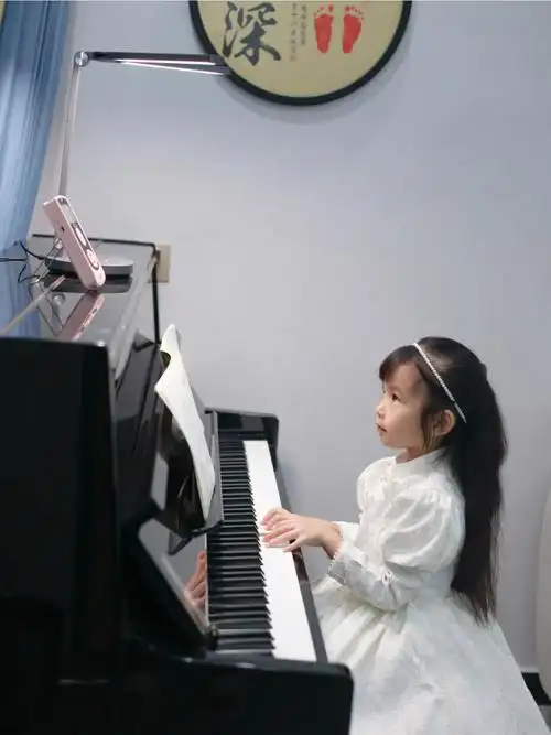 哈哈哈哈……孩子爸是音乐制作人,作词作曲……李昕融,凤凰传奇