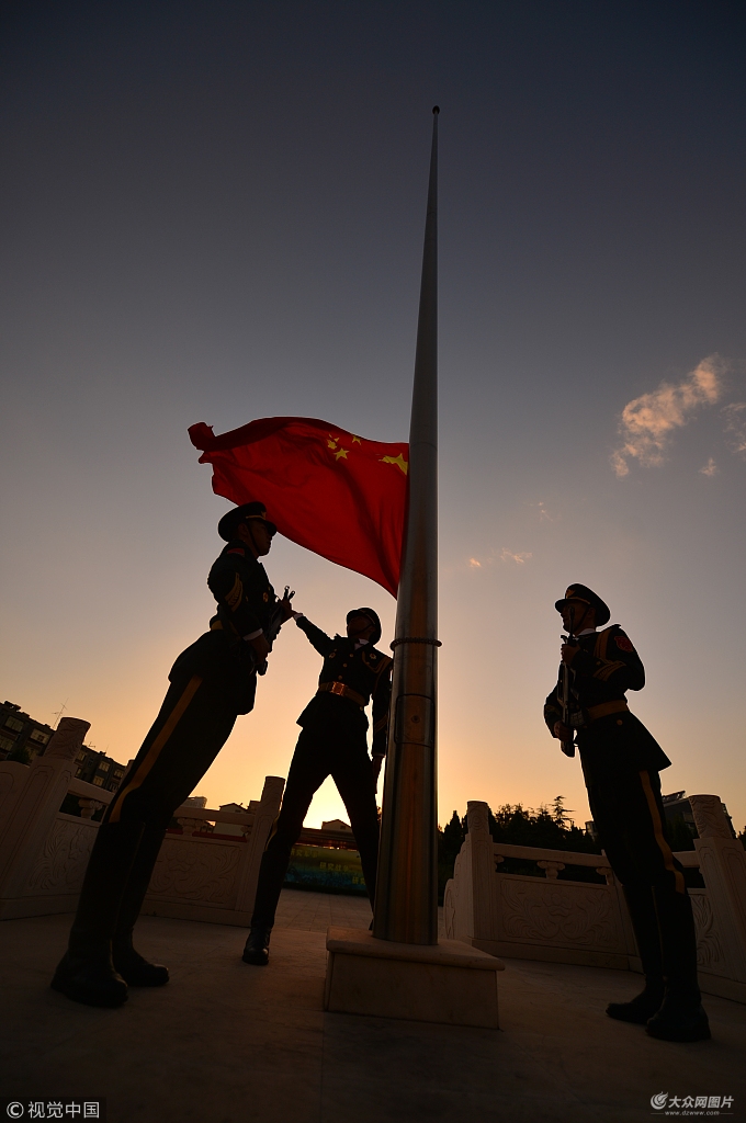 国庆节首日社会各界群众升国旗迎国庆