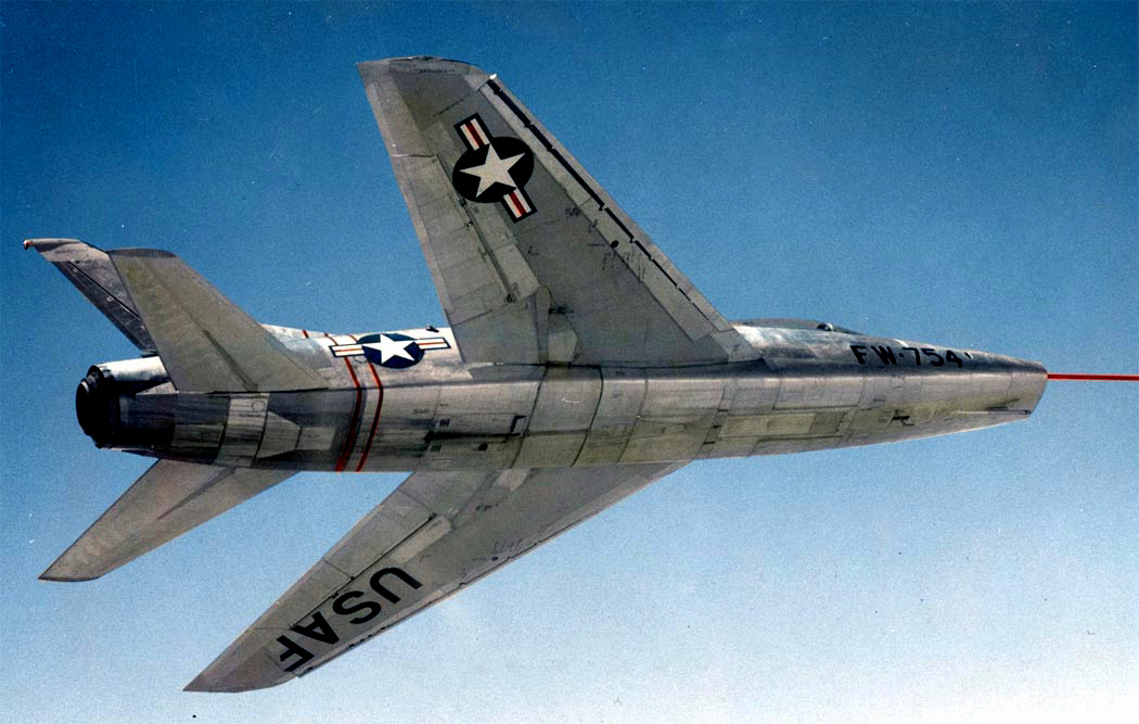 p data-id="gnyx6awlkj">f-100战斗机(英文:f-100 fighter,绰号