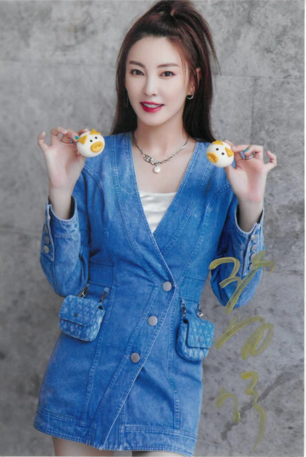 张雨绮签名照来啦~【抽奖条件】关注@东方卫视番茄台77转赞评77