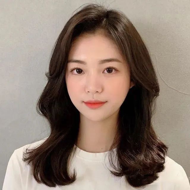 女生自然卷留什么发型头发扁塌如何有蓬松感