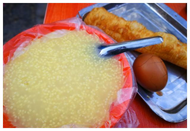 大连农村夫妻卖油条稀饭,顾客开车20公里来吃早餐?