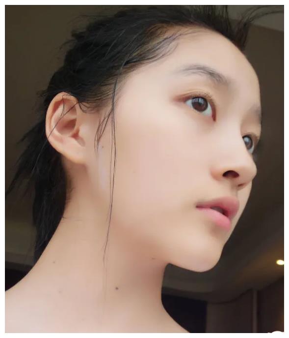 关晓彤当着镜头的面卸妆,纯素颜怼脸拍时,难怪鹿晗对你情有独钟