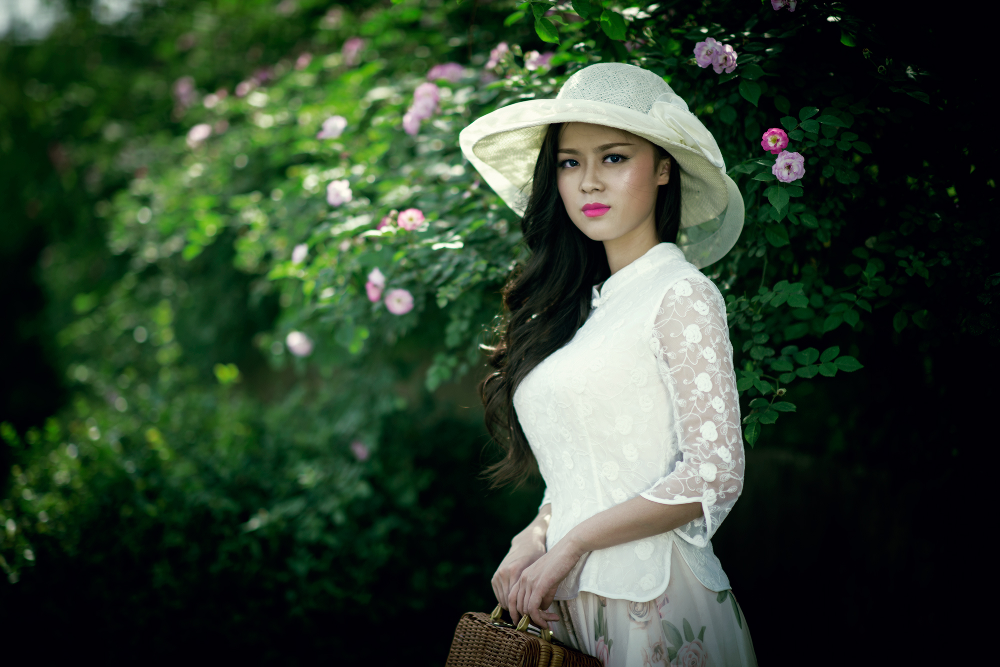 古铜色调下的浪漫女子