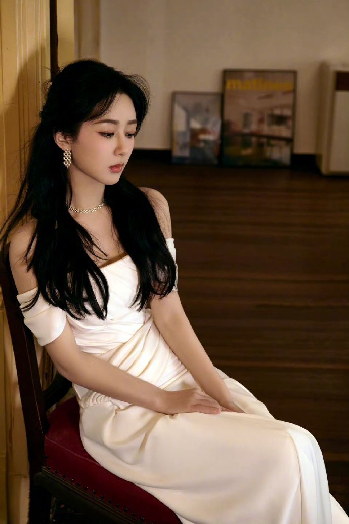 杨紫一字肩白裙##杨紫银色高跟鞋