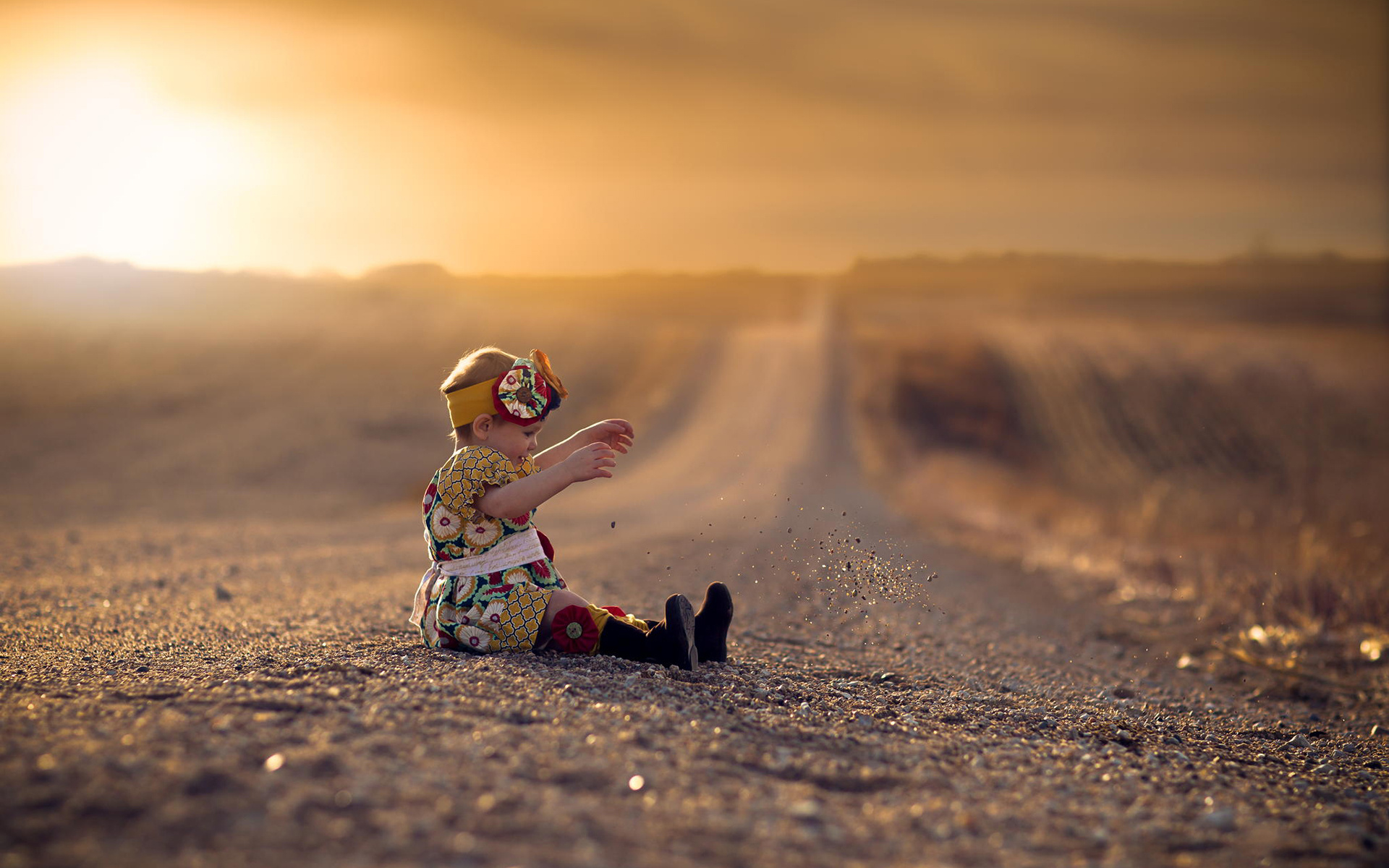 唯美黄昏美景可爱宝宝桌面壁纸