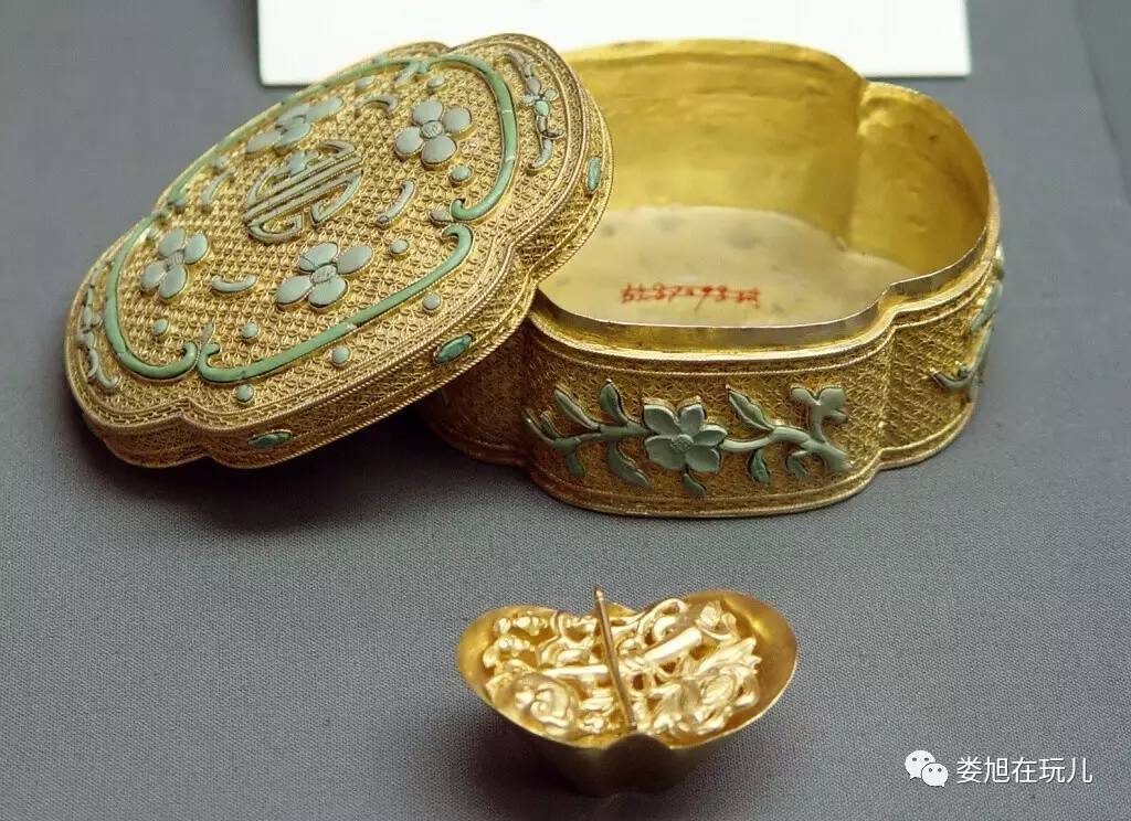 清宫的金银器堪称件件珍宝以及最顶级的设计和做工更加上皇家制造的