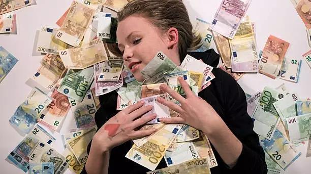 富人不再靠买lv炫富了,他们和穷人的差距在于