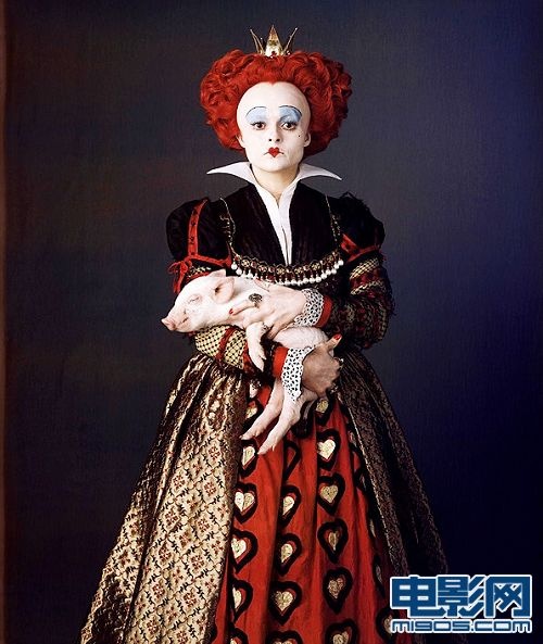 海伦娜·伯翰·卡特扮演的红桃皇后德普的"疯帽子"造型近日,好莱坞
