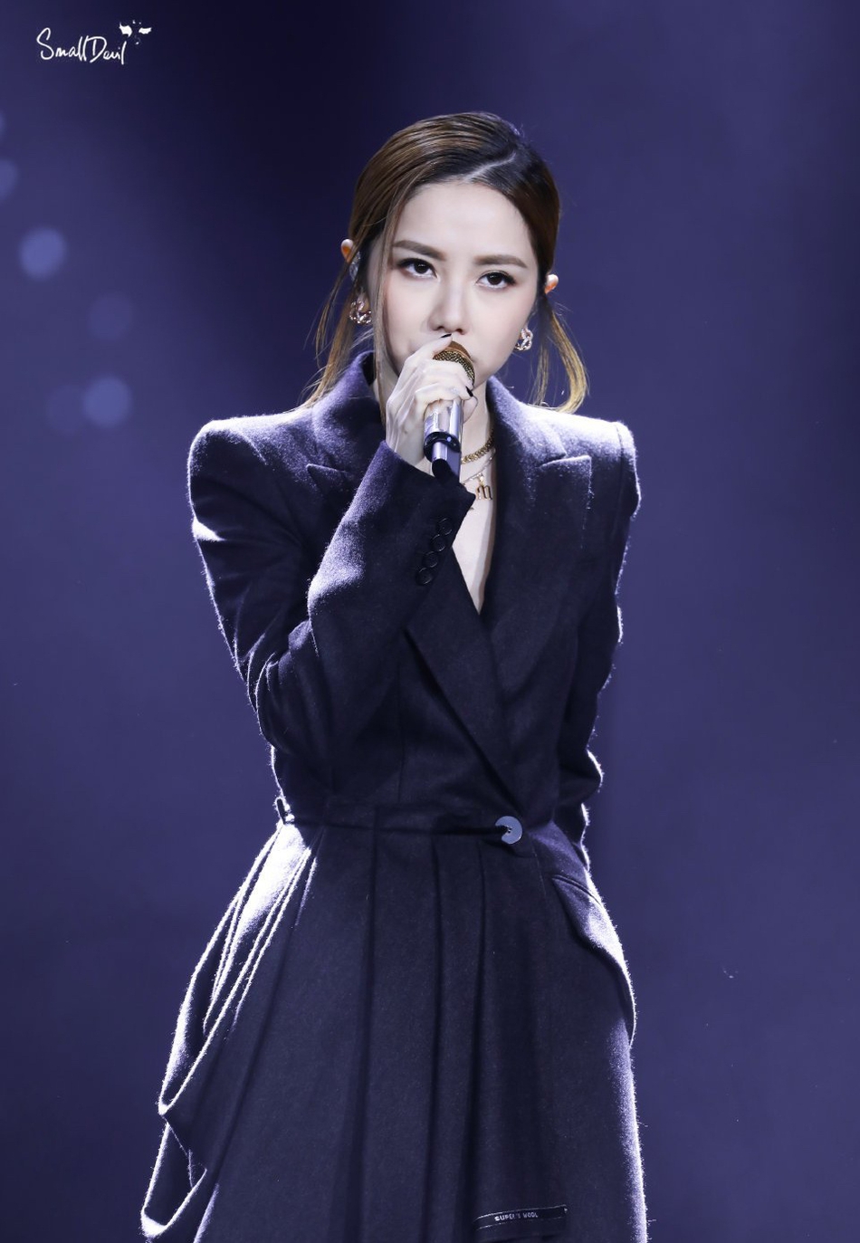 邓紫棋穿深v礼服亮相舞台造型又飒又美气场全开