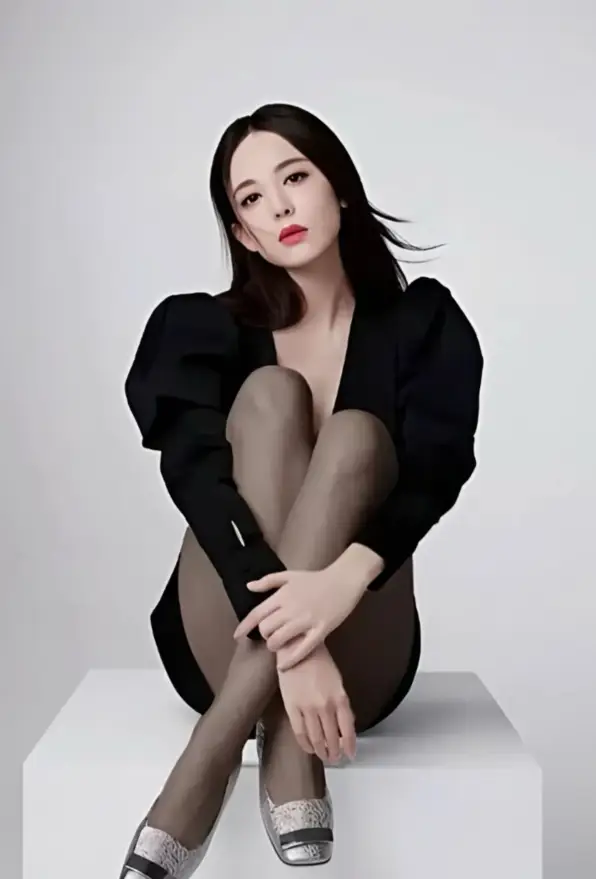 她穿黑丝真的很高级,古力娜扎展现完美腿型!