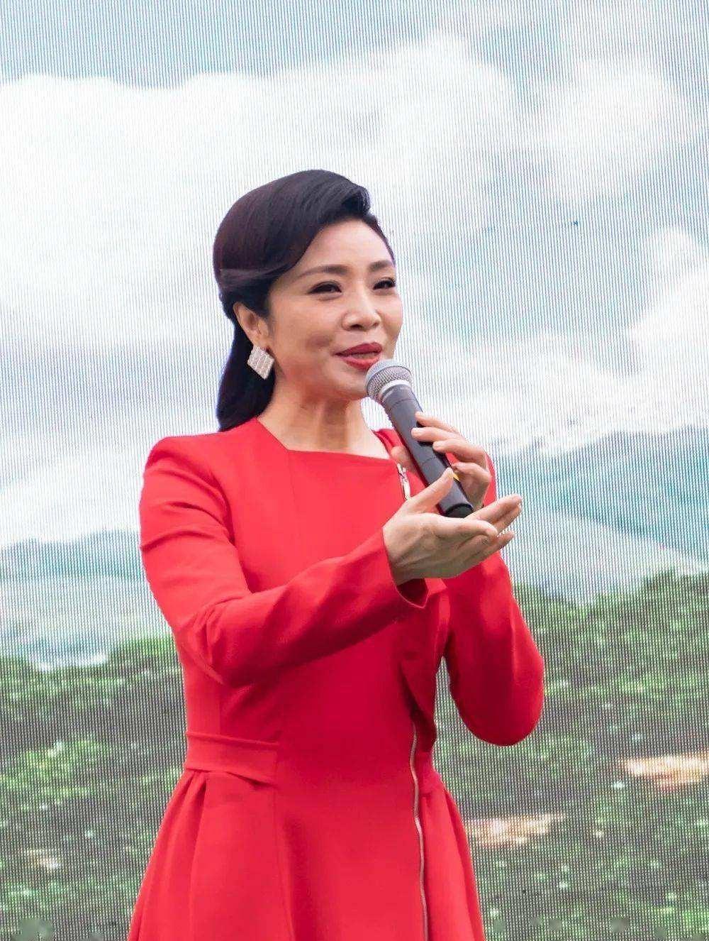 著名歌唱家李丹阳在社交平台上晒出自己出门踏秋的美照,站在花田中的