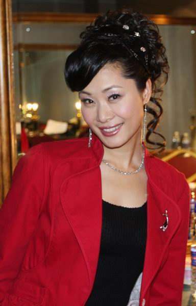 她曾4次登上春晚,跟学生传出绯闻,离婚之后嫁给丑男!