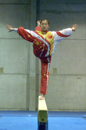 体操-中国女选手奎媛媛进行平衡木练习(图文)