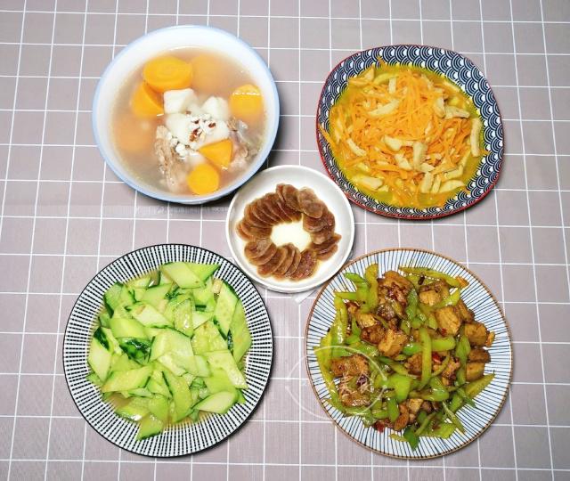 一家三口的家常晚餐,健康营养又下饭的三菜一汤,大人小孩都爱吃