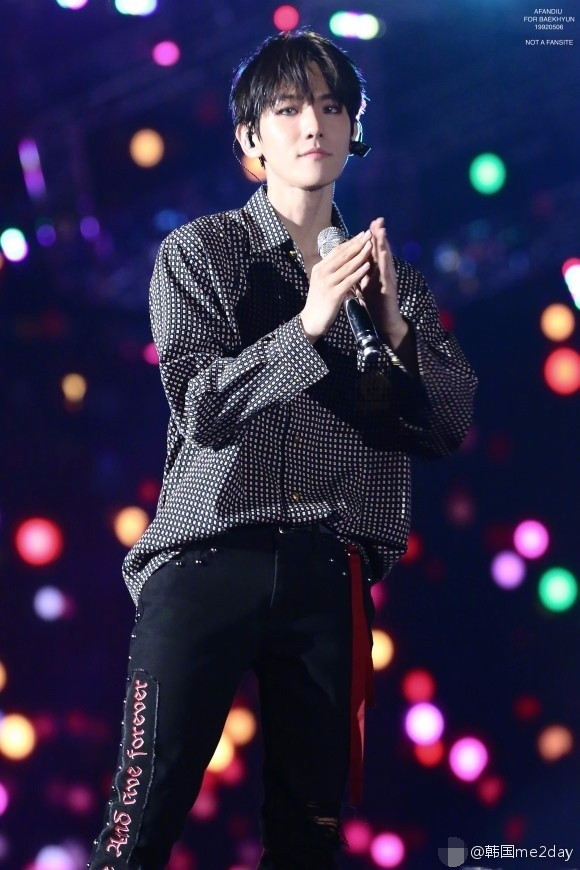 边伯贤多张舞台照,帅气可爱魅力满满宛如人间精灵!