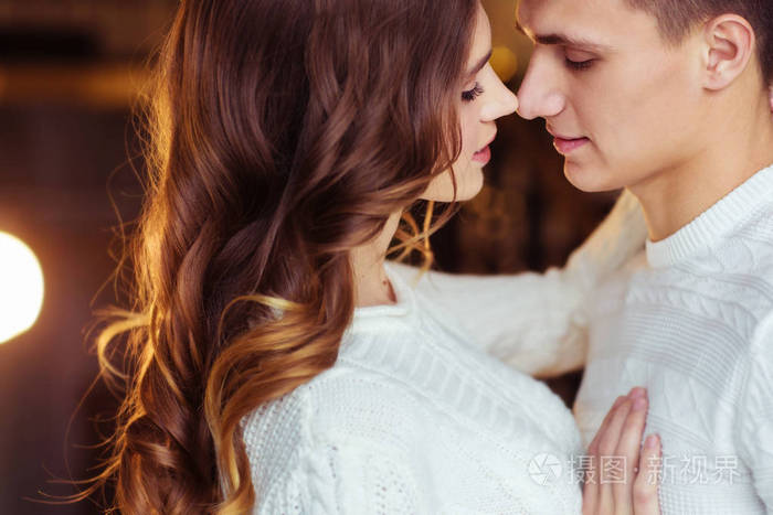 爱的年轻拥抱情侣肖像