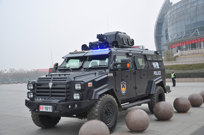 "剑齿虎"装甲车亮相菏泽大剧院广场