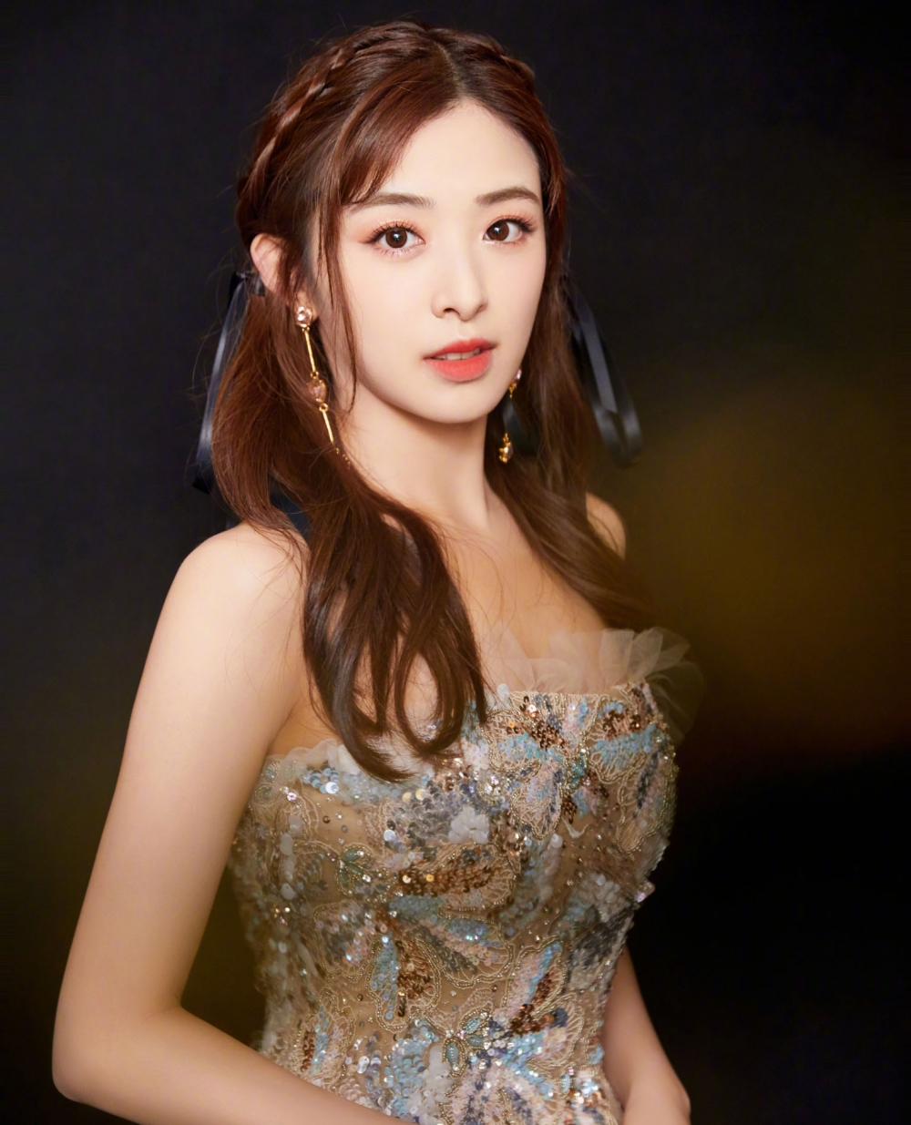 张含韵甜美可爱抹胸礼裙写真