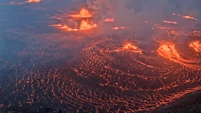 美国夏威夷基拉韦厄火山,休眠三个月后再次开始喷发!