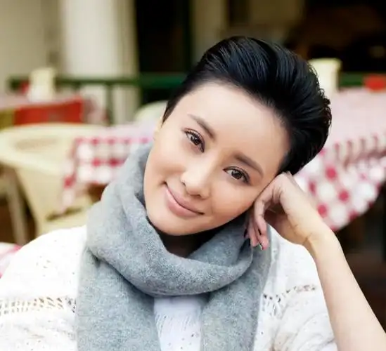 整首mv只是徐千雅黑白色的歌唱画面,配上无数路人回家时的凝固照片