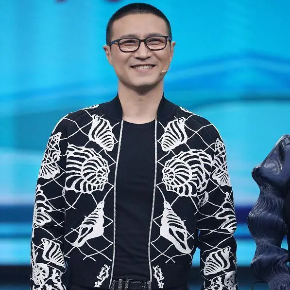 所以如今的汪峰不需要发型装点门面,寸头的造