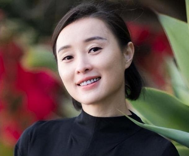 吴越:5年青春打了水漂,前男友陈建斌结婚16年后,她仍旧单身一人