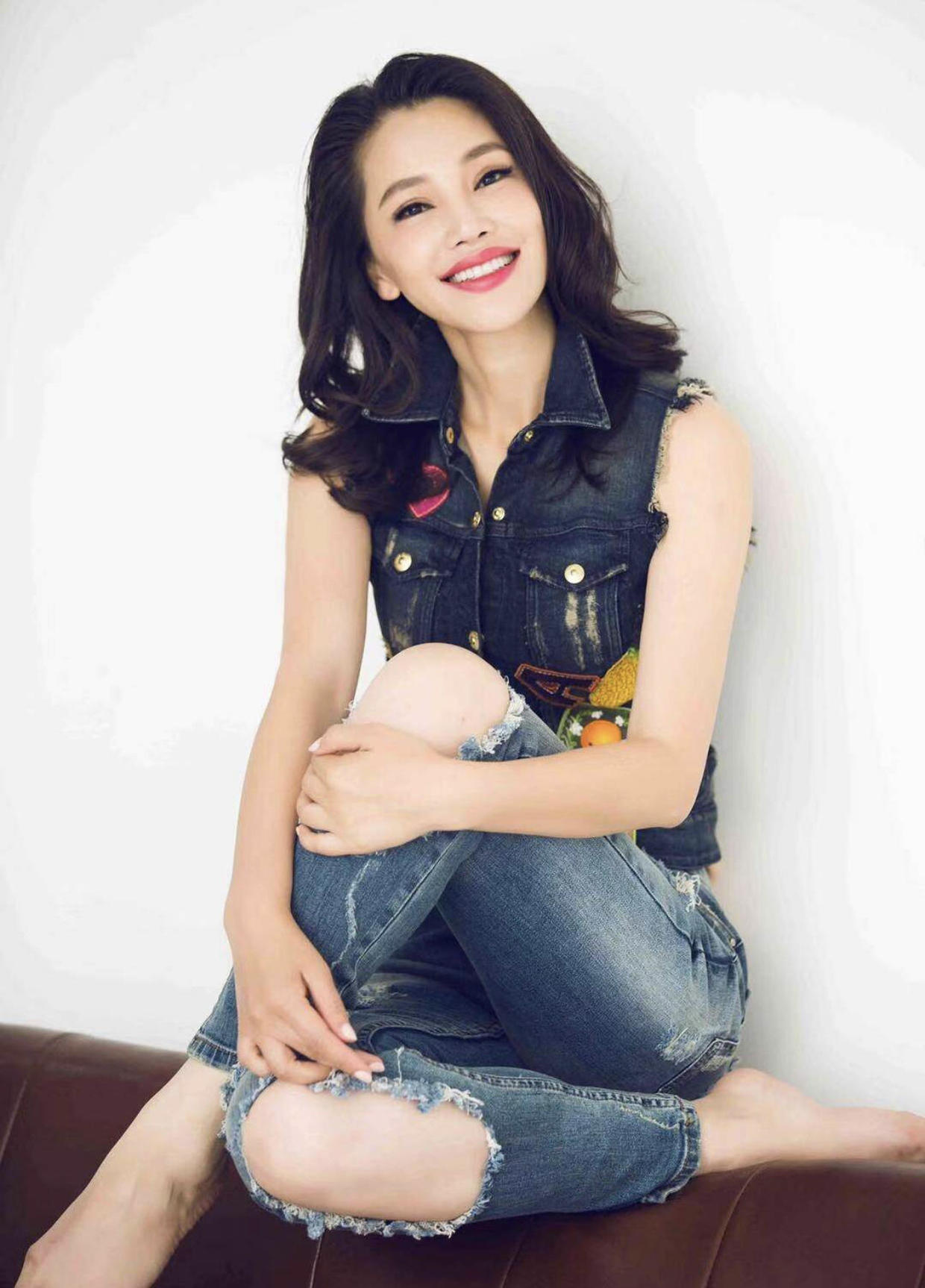 孔维当年有多惊艳?身穿红色连衣裙张扬自信,卷发红唇太有魅力