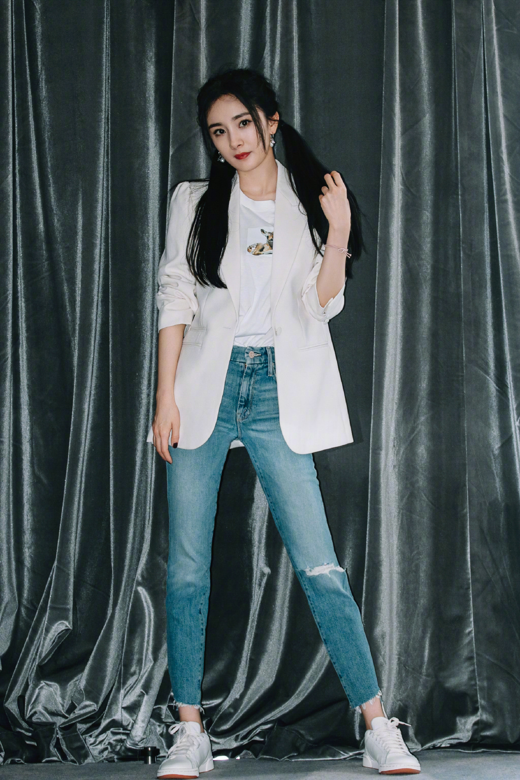 杨幂真是个时髦精西服搭配牛仔裤高级精致看不出有33岁了