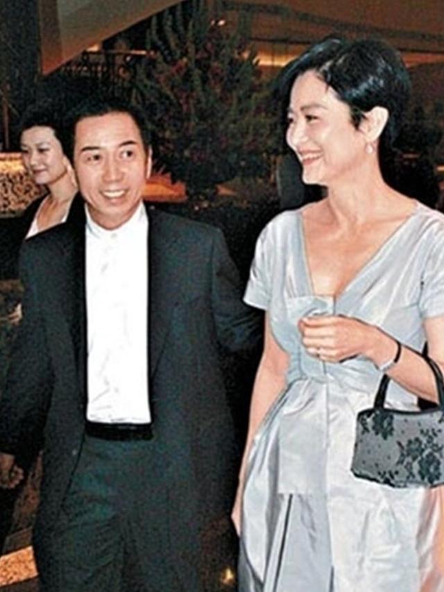 林青霞与老公2018年7月13日,林青霞带着17岁的小女儿邢言爱逛街