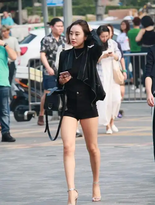 街拍热裤高跟短发妹子秀发撩人长腿真很漂亮