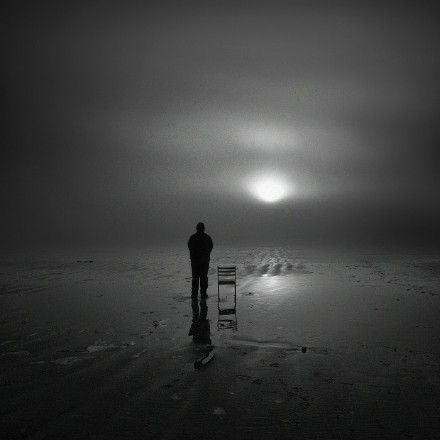 黑白男人意境背影伤感图片