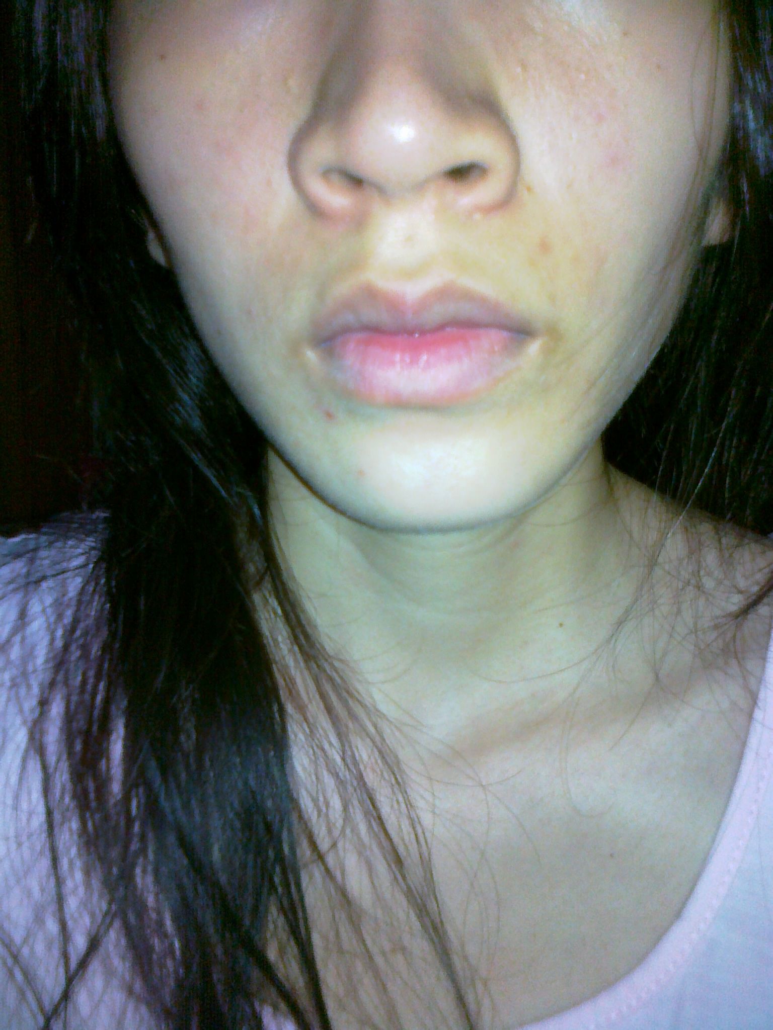 谁能告诉我要怎样才能跟脸上皮肤颜色一样?这样好丑啊