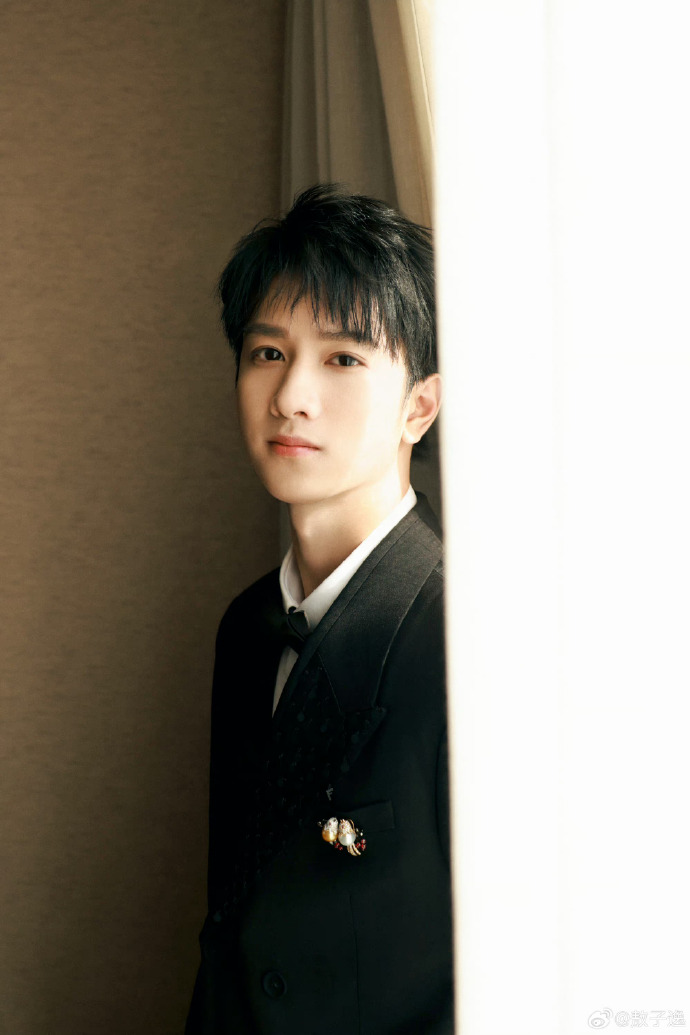敖子逸亮相微博竞燃之夜#@敖子逸今日一身黑色西装亮相微博竞燃忠夜